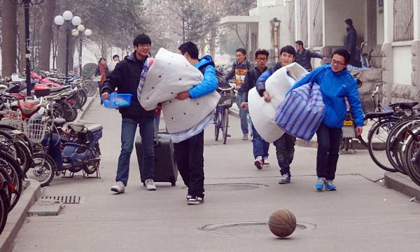 家里供一个大学生每年需要多少钱,普通家庭培养大学生四年花多少钱