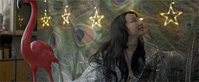 一个低胸性感女王，私底下想活得更严肃和朴素