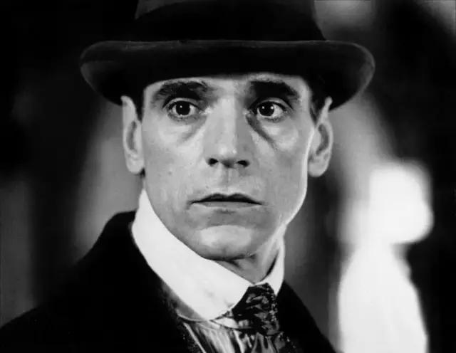 他是《洛丽塔》男主,畸形恋专业户,也是禁欲系不老男神