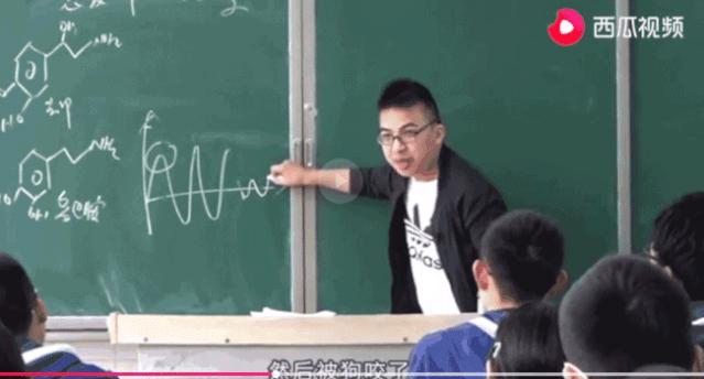 手机平行于黑板,镜头扭转的教育