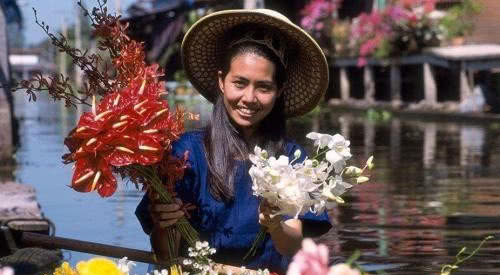 女生去泰国游玩禁忌,去泰国旅游被女人拥抱