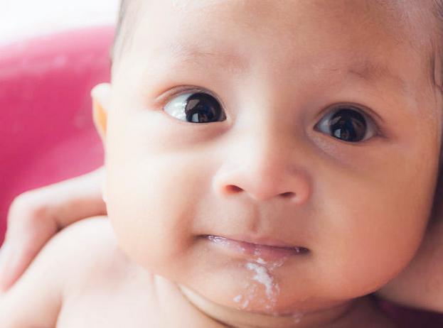 宝宝吐奶拍背的正确方法图解,宝宝吐奶呛奶拍背