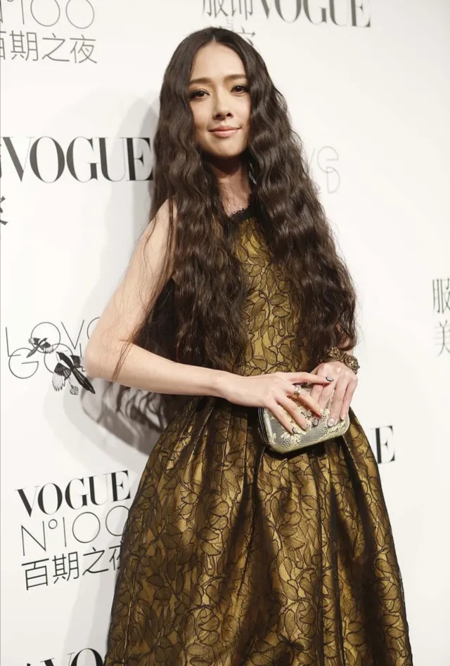 郭碧婷穿无袖超短裙现身,郭碧婷背心