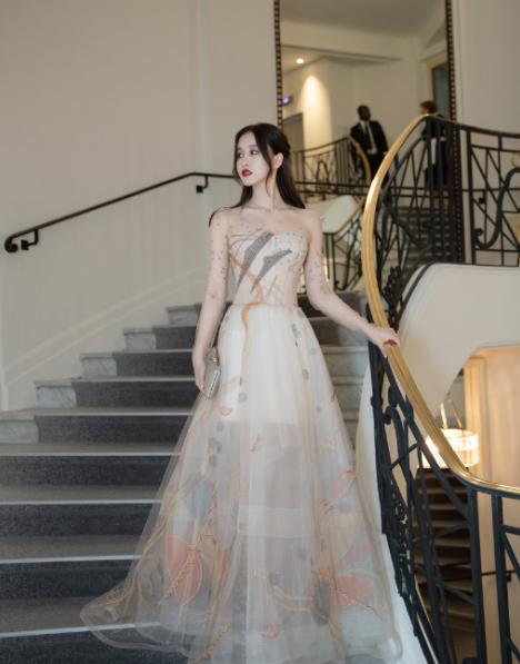 UU自曝被好友骂“婊”，如厕被大叔撞见，但她是一个好女孩？