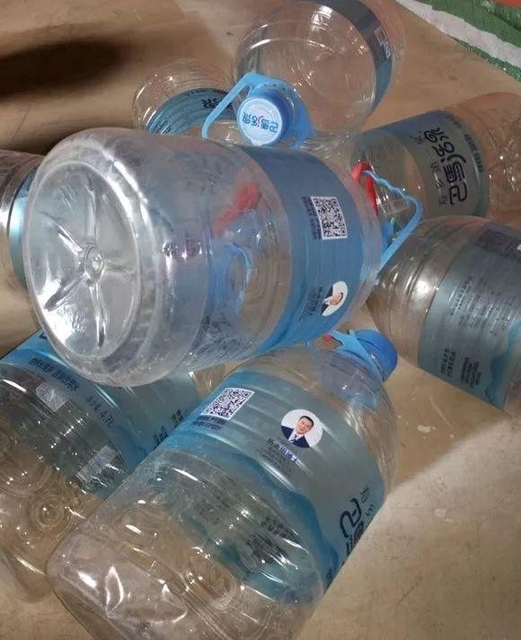 商贩把切菠萝皮放在哪卖,小贩削菠萝的方法