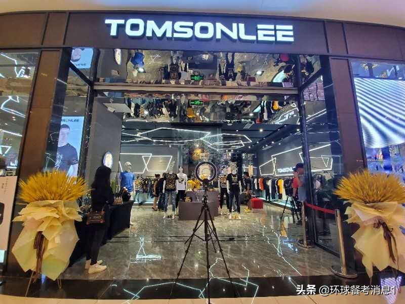 “快手奢侈品达人”与“全球超模形象大使”走进重庆直播带货