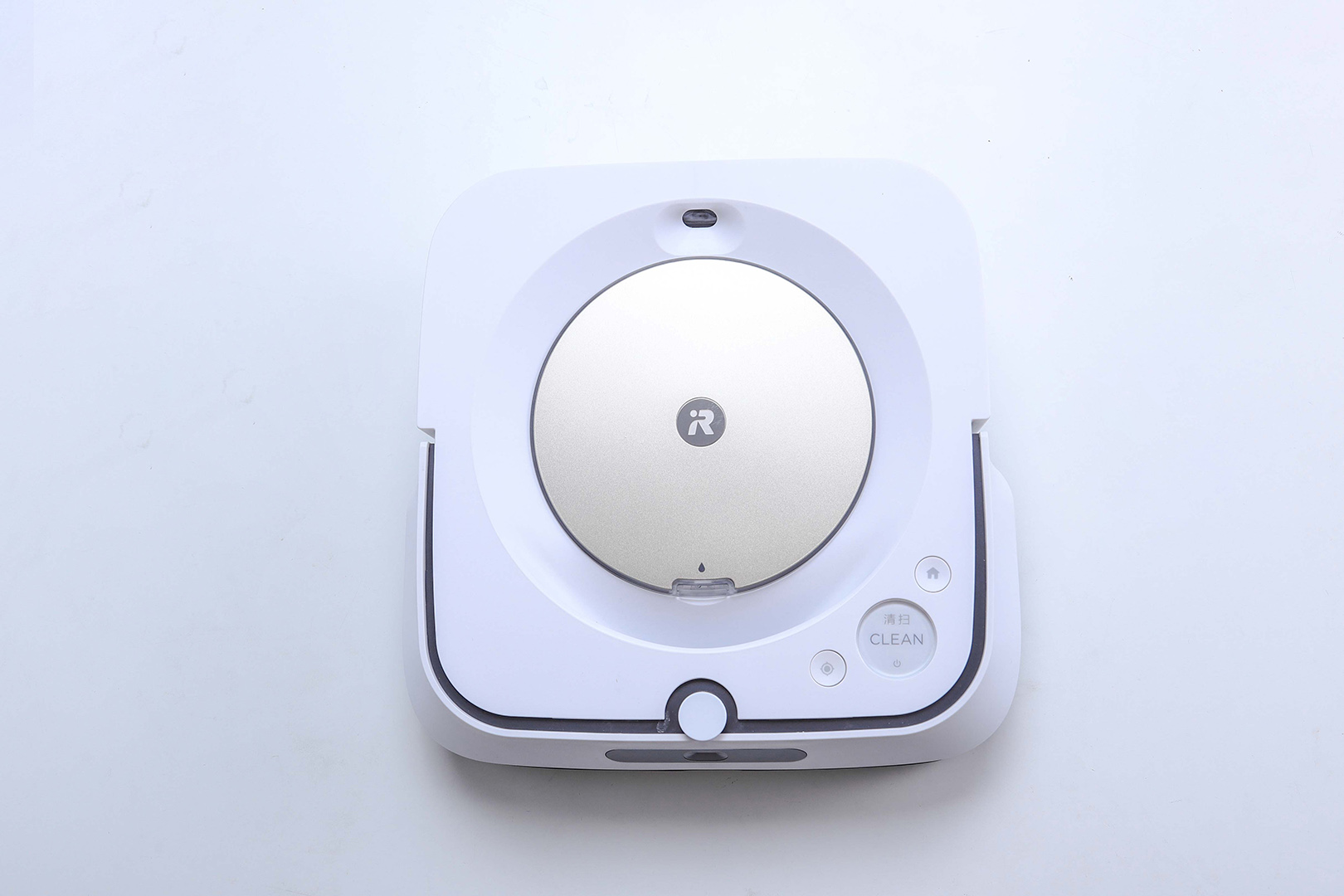 自带眼睛还有嘴，喷水式擦地机器人效果实测