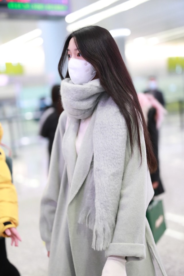 陈瑶长发披肩图片,陈瑶酷黑吊带长裙造型