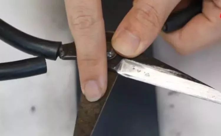 剪刀如果太钝怎么解决,剪刀变钝一招轻松解决