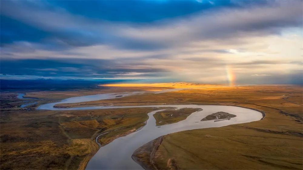 航拍夕阳下最美河流,航拍长江入海口