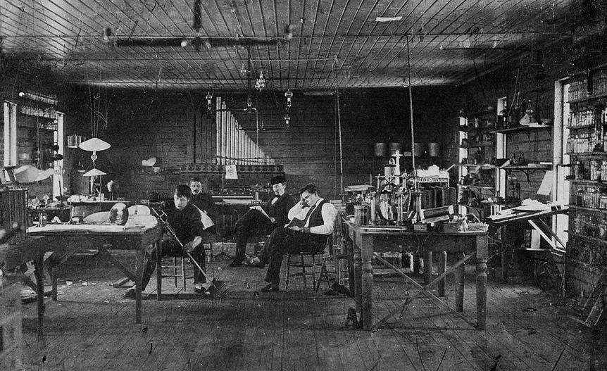 爱迪生为什么一生中都没说过放弃,爱迪生家境贫寒吗