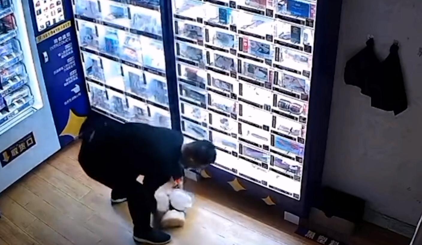 男子凌晨偷硅胶,男子偷充气玩具在店里