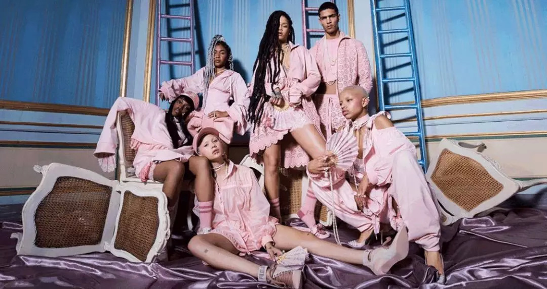 rihanna只靠副业微商赚6个亿,rihanna副业赚多少钱