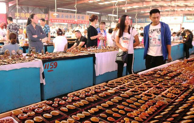 一块纯天然玛瑙石,一块玛瑙做的玉