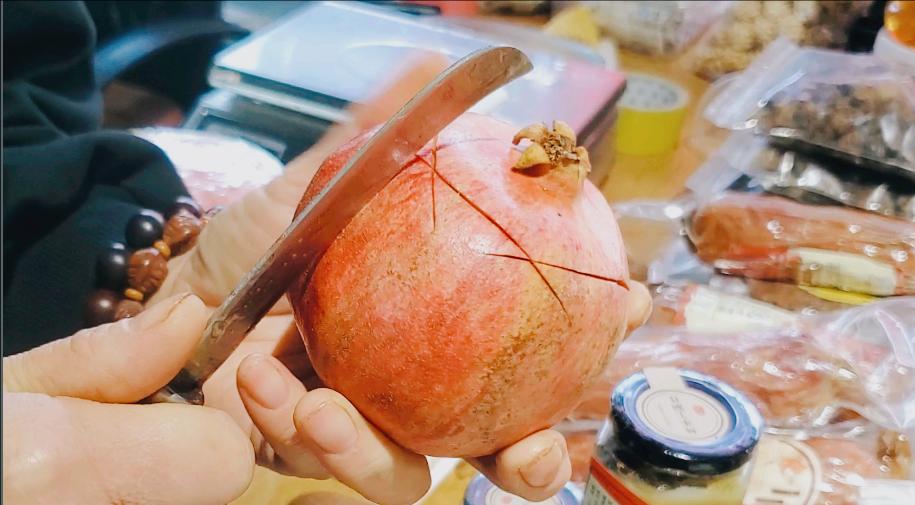 开石榴的小妙招不用刀子,开石榴的小妙招用勺子敲