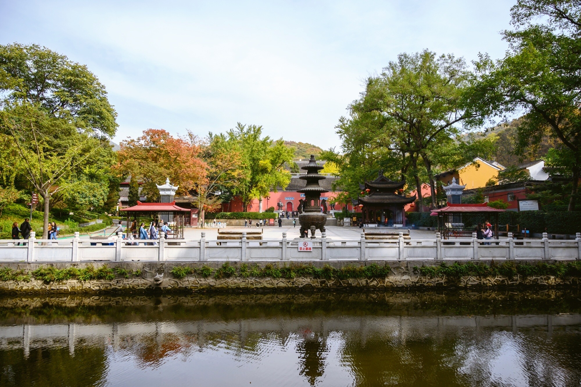 江苏人气最旺的寺庙，与浙江国清寺齐名，距今已1500多年历史