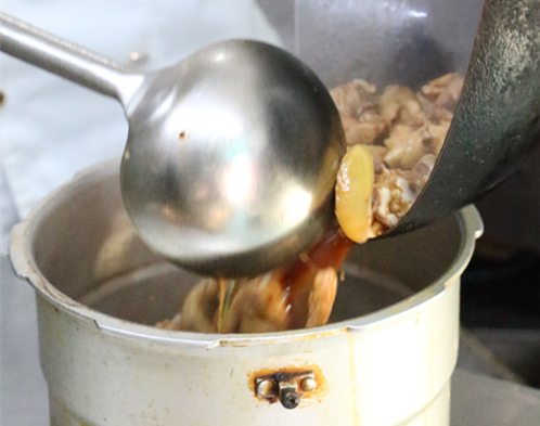 鲁菜经典｜大师揭秘正宗黄焖鸡，色泽黄亮，口感滑嫩，酱香醇厚