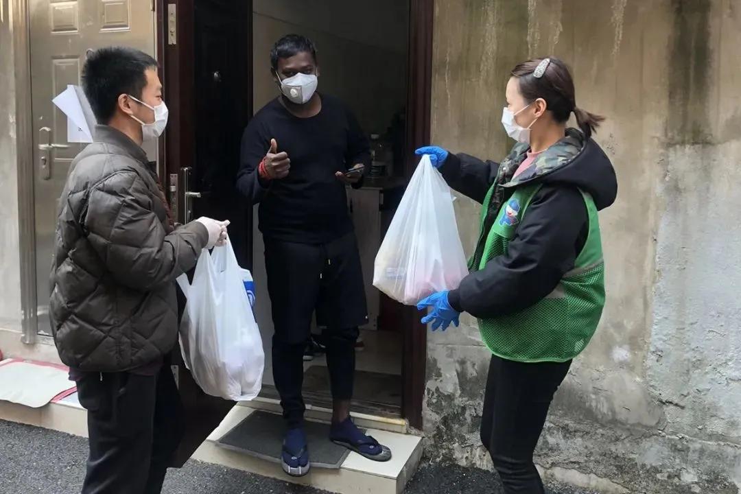 从“你好”到“兄弟”，川沙老居民区的“国际化”防疫服务，让印度小伙点赞