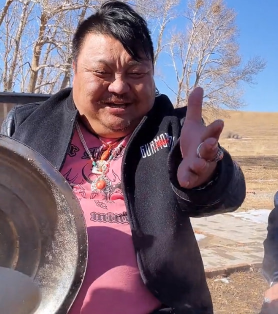 一顿饭吃一只羊？恩克30岁出头体重近400，手臂开始出现“黑斑”