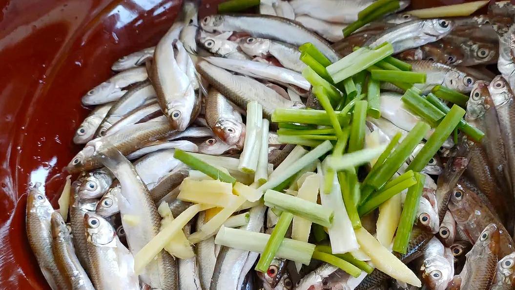 油炸小鱼时，用面粉还是淀粉？大厨教你饭店做法，凉了也不回软