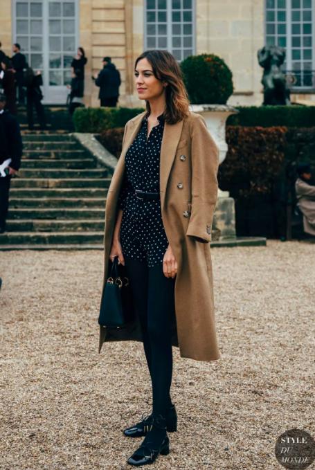 驼色大衣配黑色微喇裤,驼色大衣搭配黑色工装裤