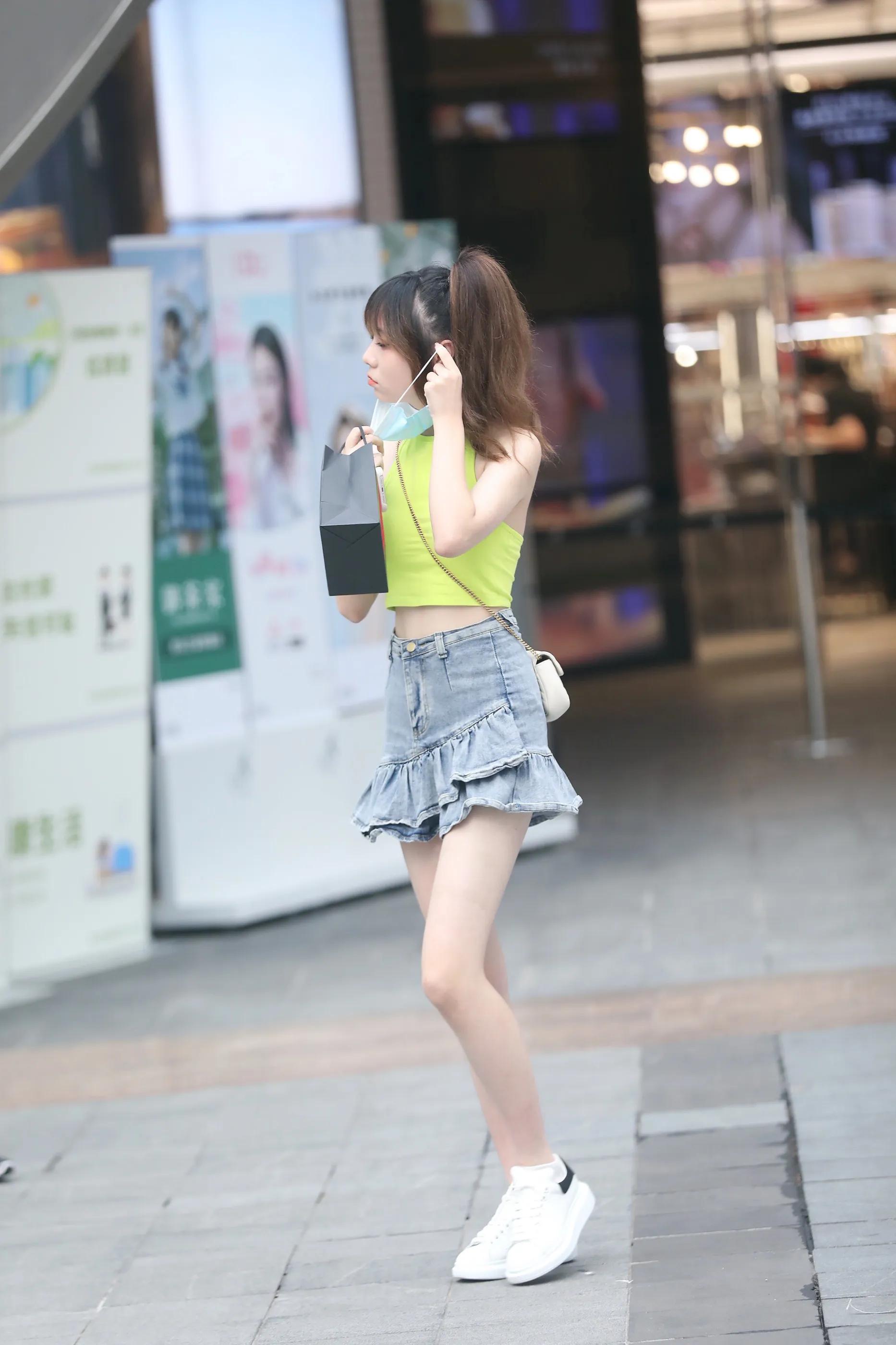 牛仔短裙怎么搭配上衣很好看,牛仔短裙怎么搭配衣服最好看