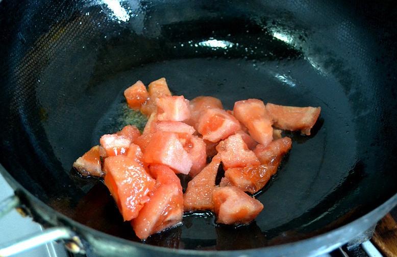 番茄鱼怎么做汤色好看,番茄鱼怎样做好吃而且简单