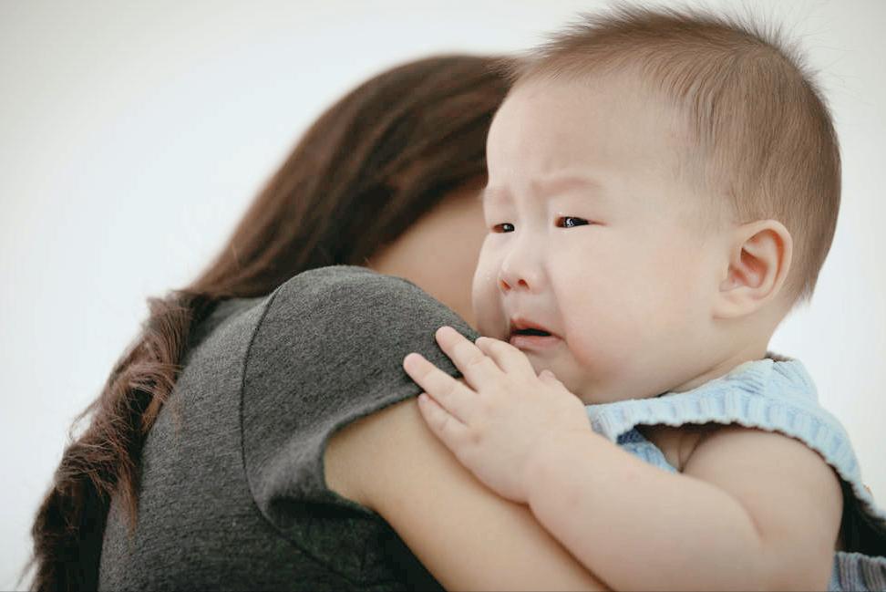 新生宝宝爱哭闹的原因和解决方法,新生儿黄昏闹怎么哄