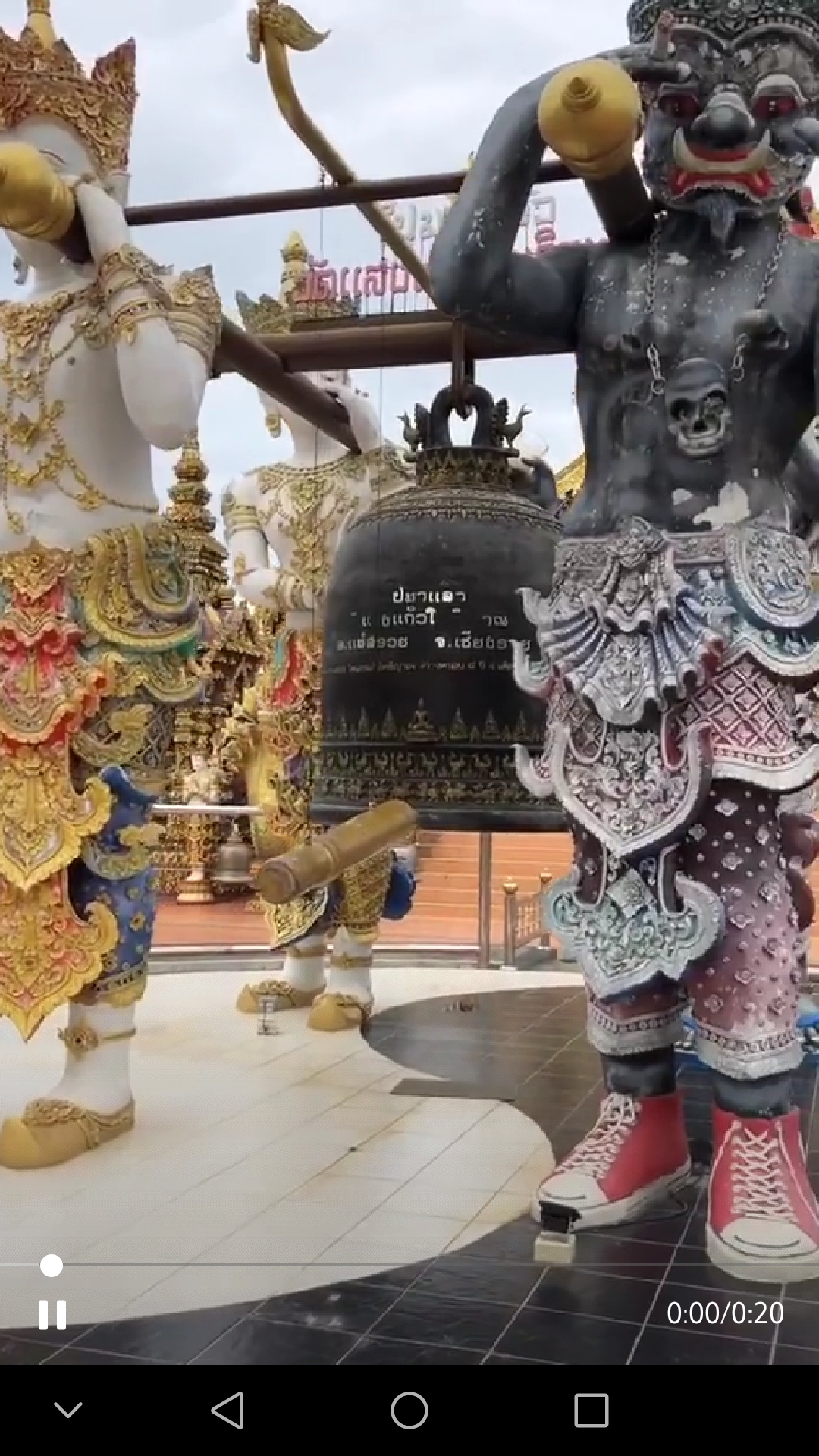 最“潮”寺庙,神仙们脚穿匡威,手拿苹果手机,叼着雪茄