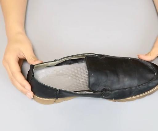 鞋子的两侧挤脚最有效最快的办法,鞋子买小了挤脚教你一招