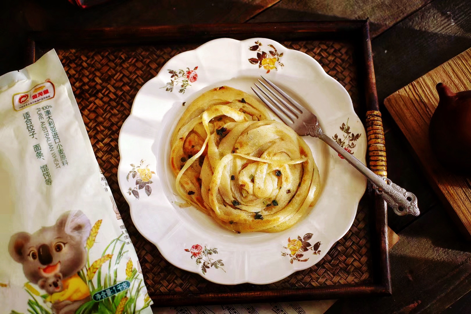 葱花千层盘丝饼,葱油千层饼加鸡蛋