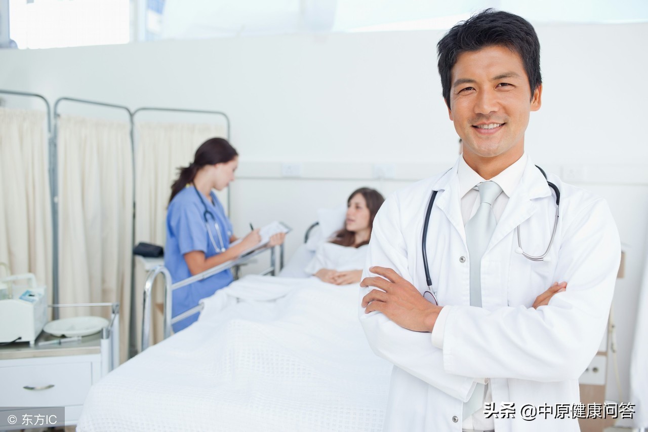 未出生宝宝从肚子里出来了,刚出生宝宝小手特别细