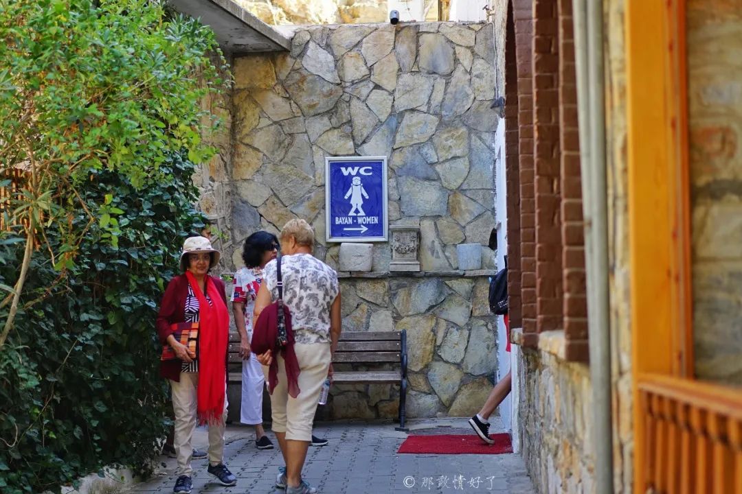 据说塞尔丘克的山坡上的许愿墙很灵验,好多土耳其人来此许愿