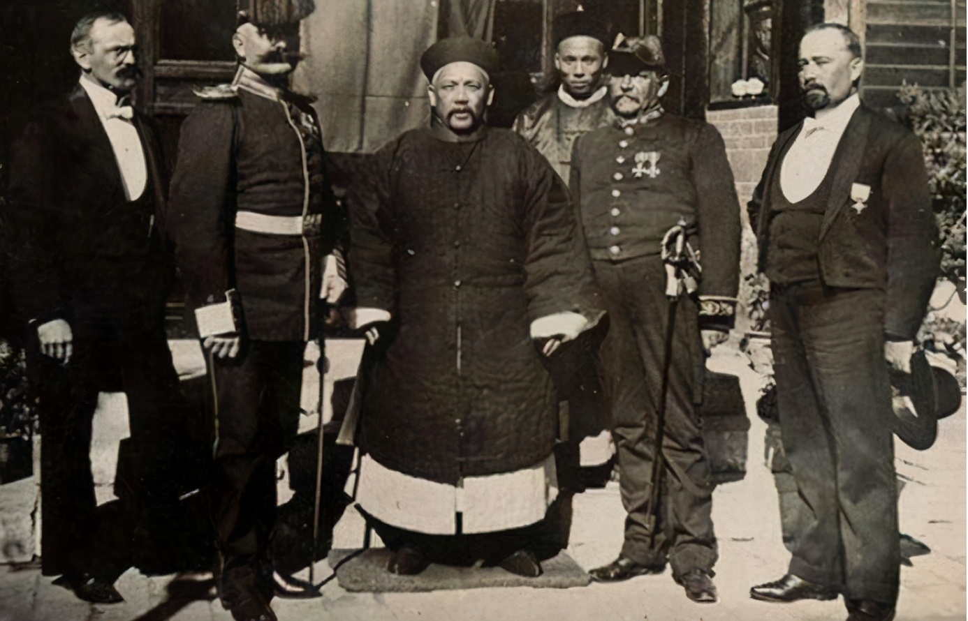 袁世凯逝世的3个原因猜想，一顿饭20个鸡蛋，走路不稳像鸭子