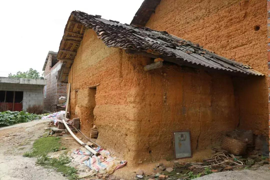 广西忻城一农妇，没有文化连拼音都不会，却带领留守儿童学弟子规