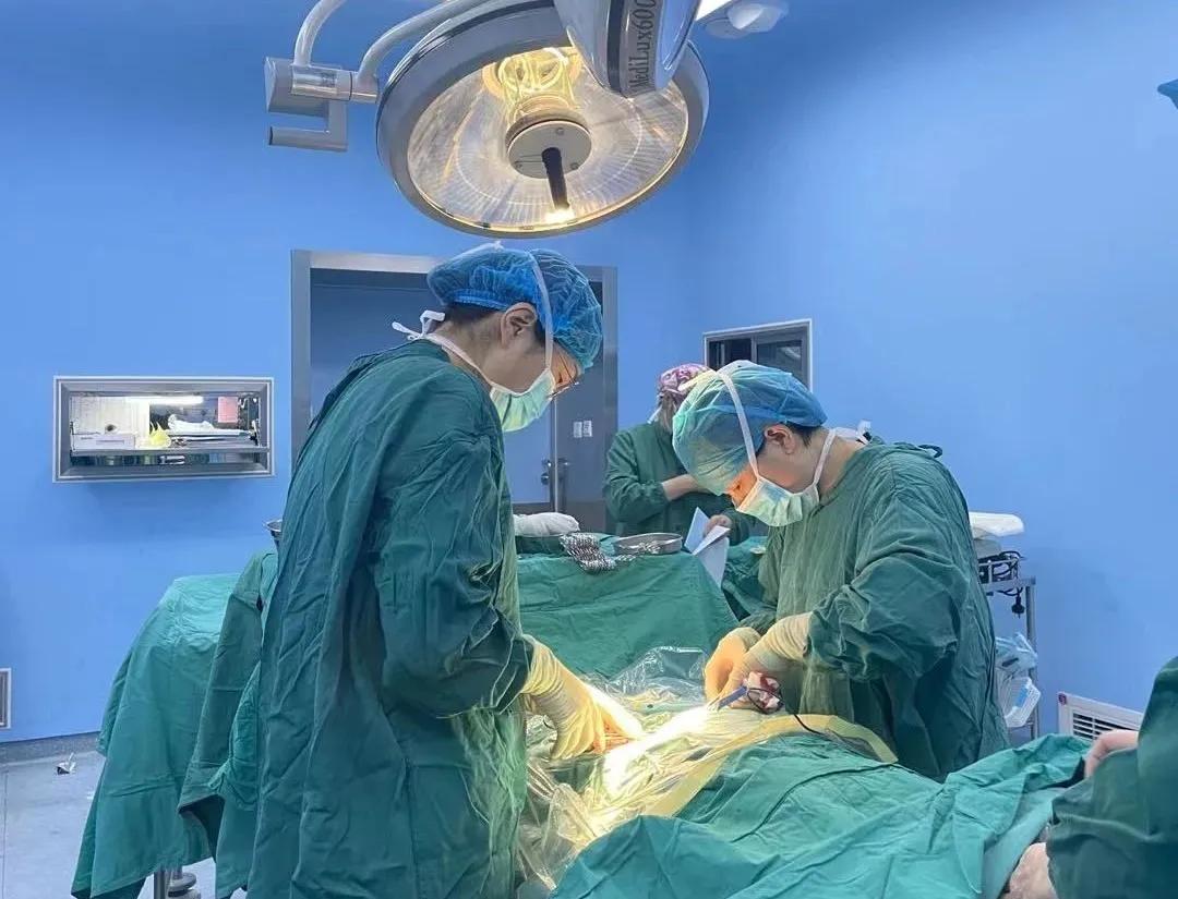 脐带脱垂产妇抢救视频,医生跪着抢救脐带脱垂胎儿