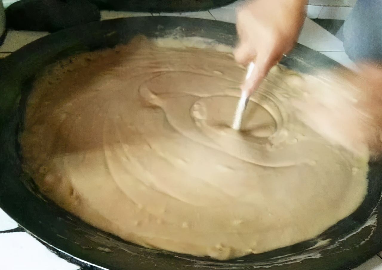 这种野果曾是我们的食物，插上竹棍变成玩具，如今却沦为“垃圾”