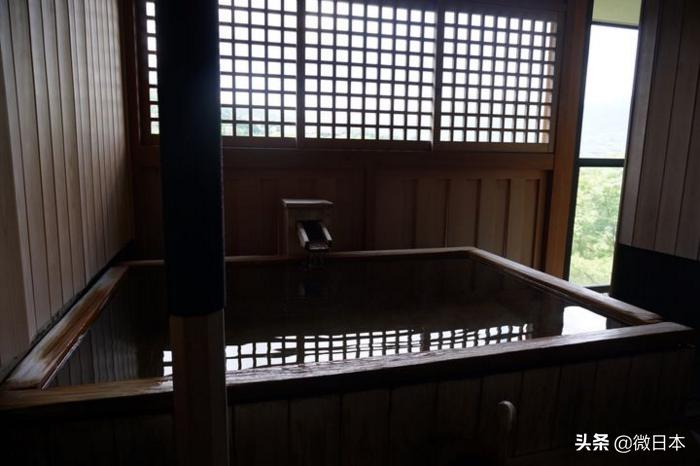 轻奢极简露天温泉,超梦幻的露天温泉