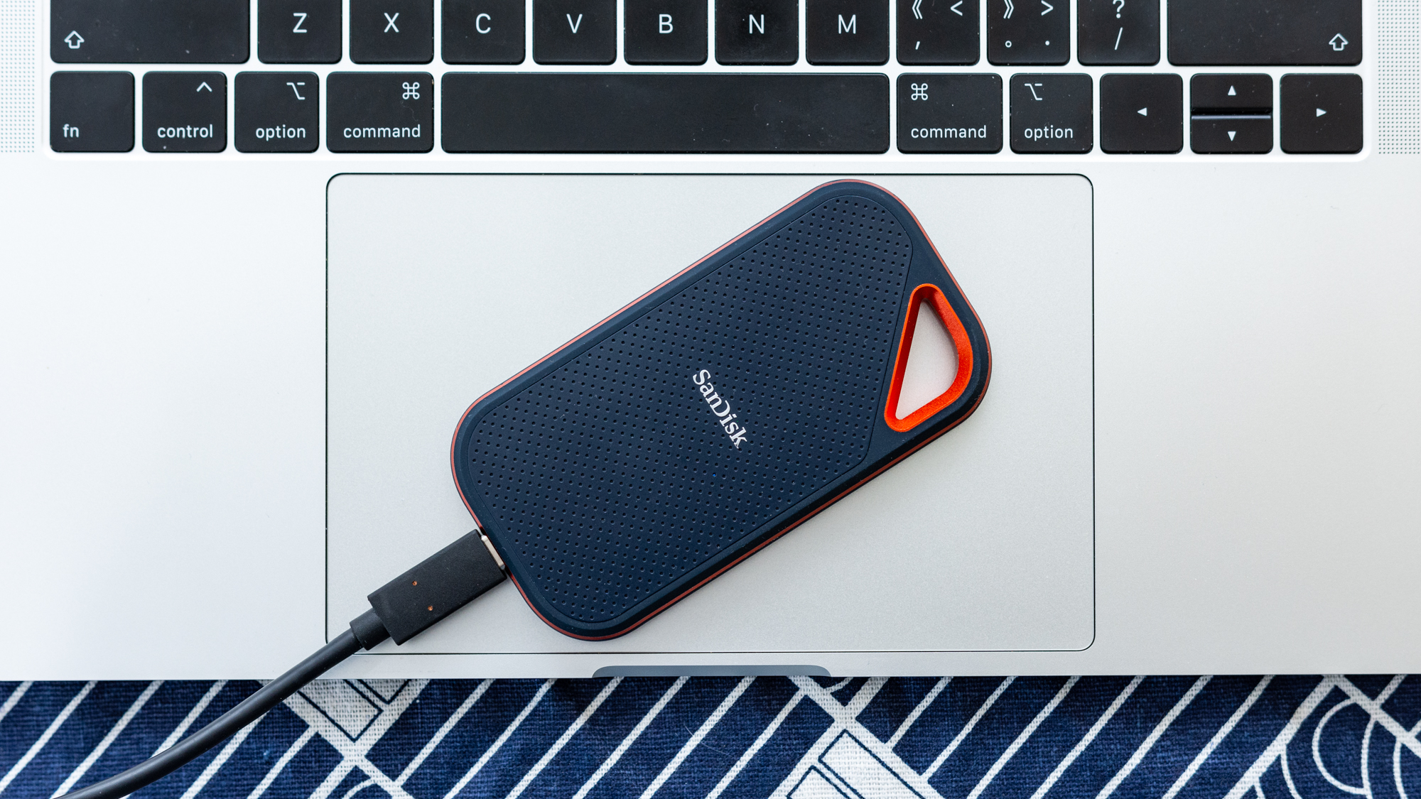 千兆传输速度移动硬盘,闪迪至尊高速固态硬盘4k读写速度