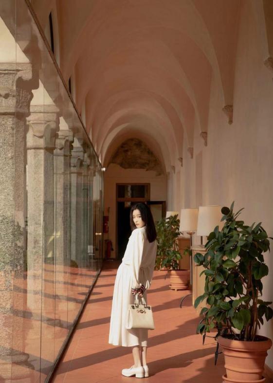 倪妮又有“小心思”？一身白裙简约复古，气质拿捏得足足的