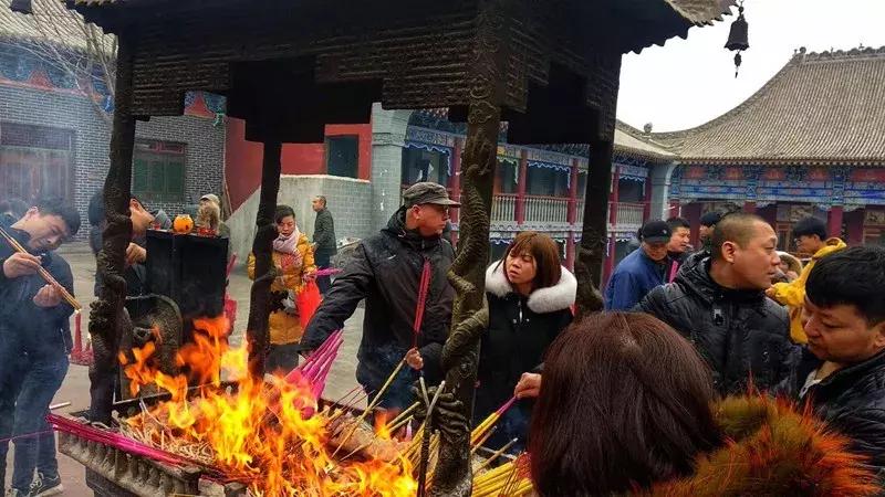 正月初五迎财神了,正月初五迎财神有几位财神