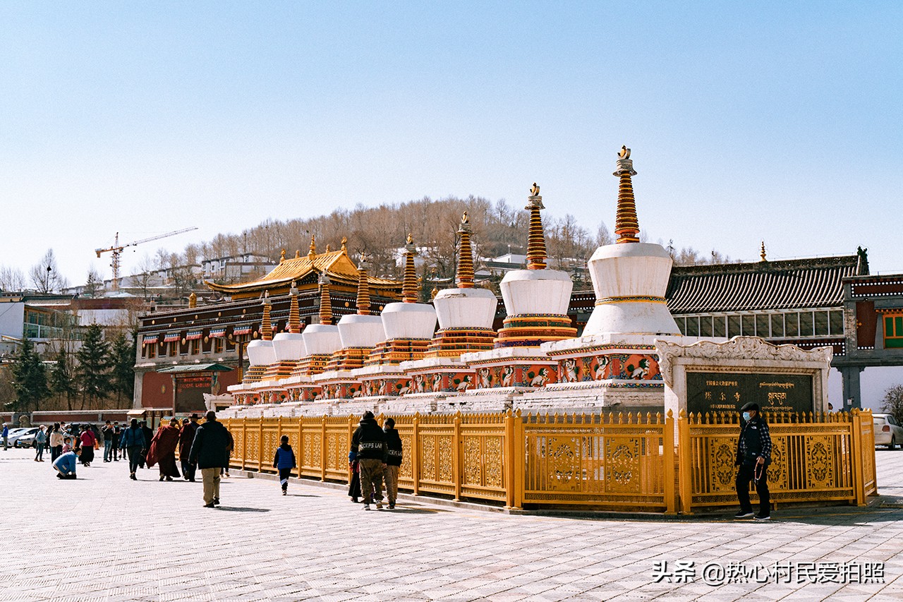 两个小伙去西藏,两个小伙在野外游玩