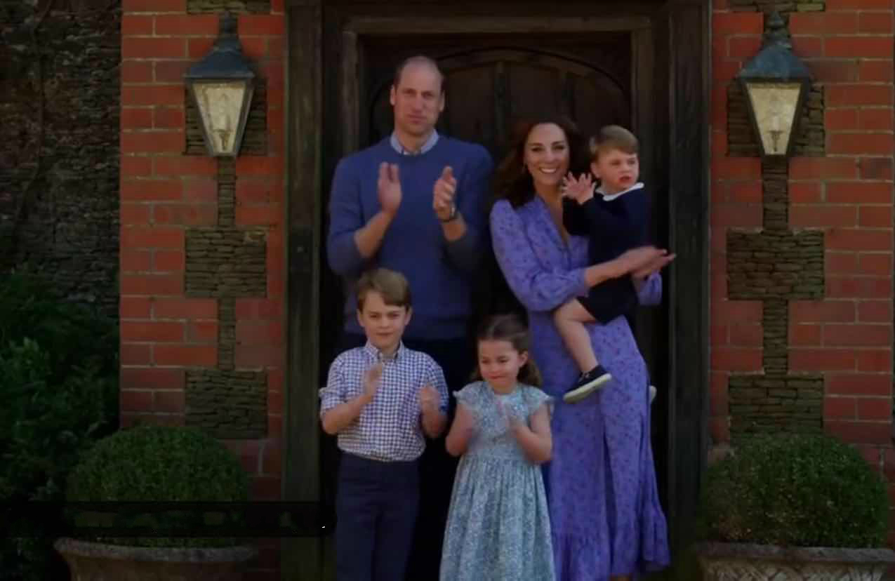 绿色印花裙堪称减龄神器，梅根凯特“抢”着穿，领口太低不避嫌？