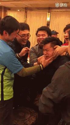 半裸、*舞艳**、排队与老板接吻……为了躲掉公司年会，我辞职了