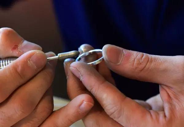 银镯子银项链变黑是怎么了,银戒指变黑是身体有病