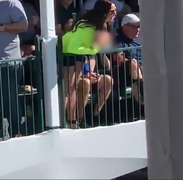 美国高尔夫球比赛惊现不雅举动,女粉暴露胸部为选手加油引起骚乱