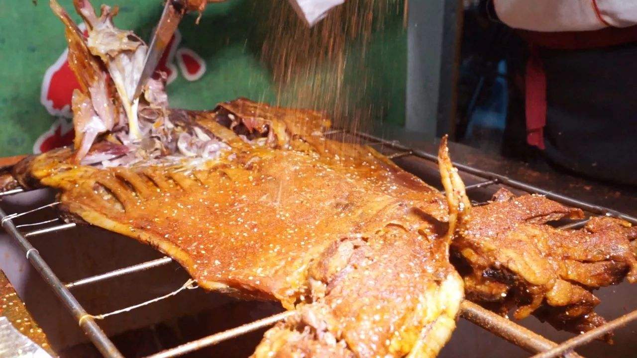 烤全羊是不是内蒙古的传统美食,超级正宗的蒙古菜烤全羊
