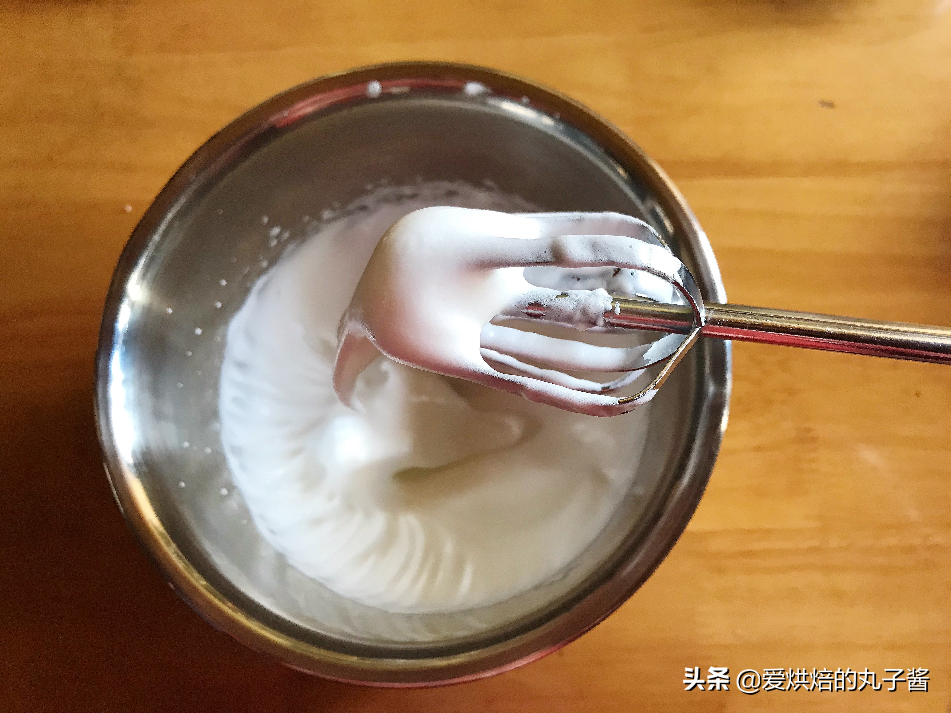 蛋清打出来很稀怎么办,怎么判断蛋糕蛋白是否打发好