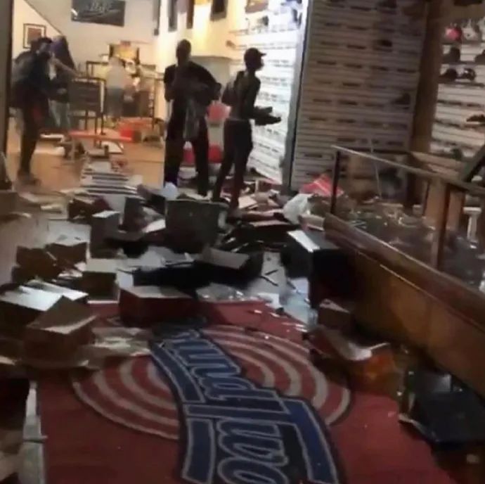 *砸抢打**是美区最新发售方式?黑人做代购真的狂