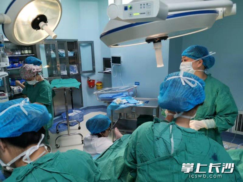 20分钟！她跪着托起胎儿，赶走了“死神”